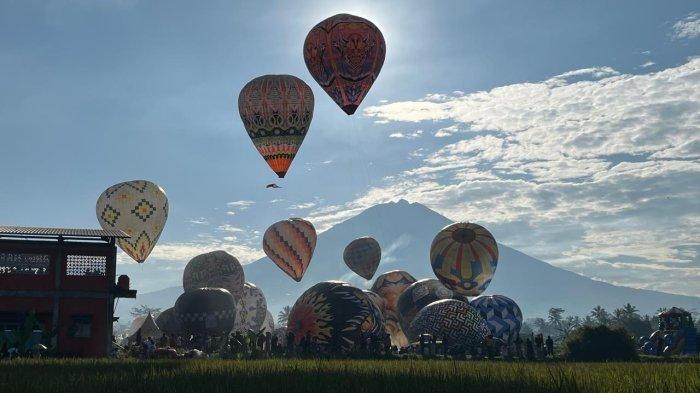 Kemeriahan penerbangan balon udara di Stadion Randumas, Desa Semayu, Kecamatan Selomerto, Kabupaten Wonosobo, Jumat (12/4/2024).
