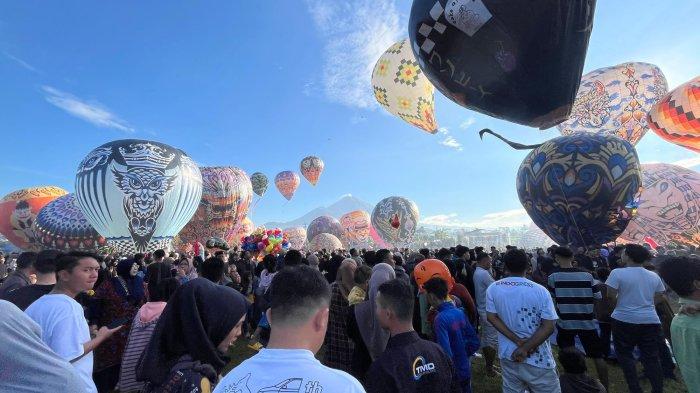 Penerbangan balon udara di Stadion Randumas, Desa Semayu, Kecamatan Selomerto, Kabupaten Wonosobo, Jumat (12/4/2024).