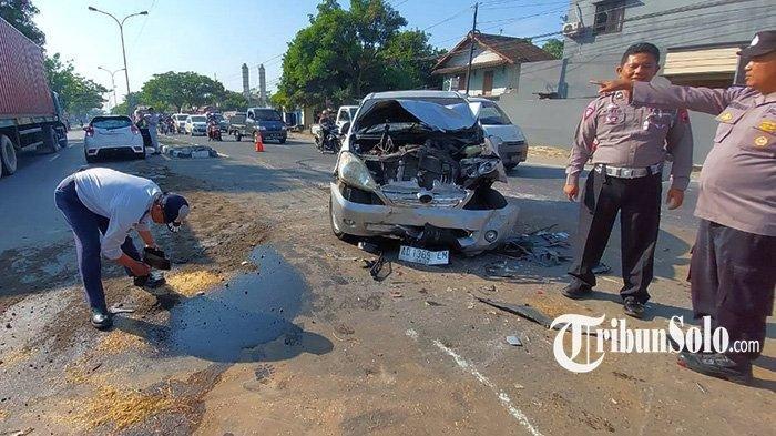 Kendaraan yang terlibat kecelakaan di jalan raya Solo-Semarang, tepatnya di bukaan median jalan depan SPBE Teras, Boyolali, Senin (26/6/2023).