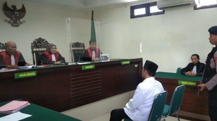 Kepala Desa Kebonrejo, Kecamatan Candimulyo, Kabupaten Magelang, Zaenal Mutaqin divonis penjara selama 1 tahun 10 bulan atau setara dengan 22 bulan oleh Pengadilan Negeri (PN) Mungkid.