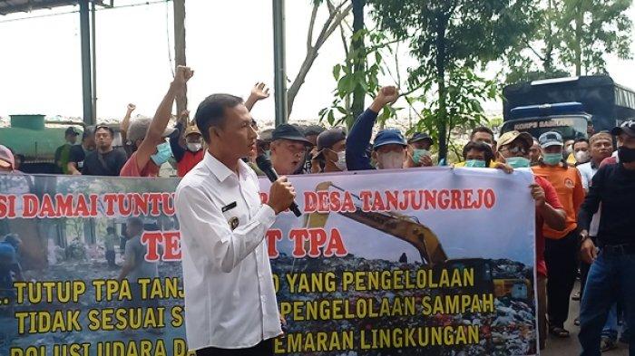 Kepala Desa Tanjungrejo Christian Rahadiyanto saat memimpin unjuk rasa di TPA Tanjungrejo, Kamis (16/1/2025).