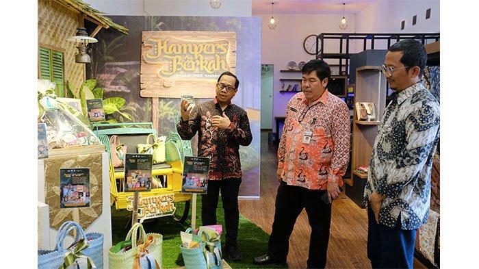 Kepala Dinas Koperasi dan UMKM Provinsi Jawa Tengah, Eddy Sulistiyo Bramiyanto mengunjungi etalase paket hampers produk UMKM lokal Rembang.