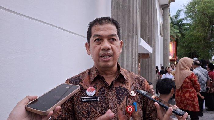 SEKOLAH SWASTA GRATIS - Kepala Dinas Pendidikan Kota Semarang, Bambang Pramusinto saat diwawancara di halaman Balaikota Semarang, Jumat (23/5/2025).