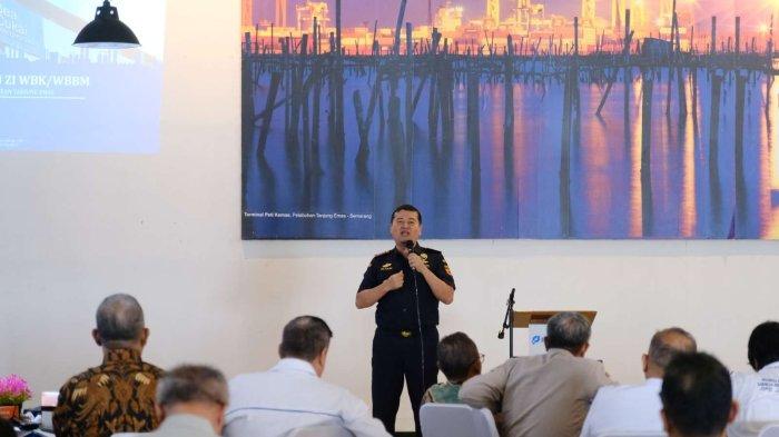 Kepala Kantor Bea Cukai Tanjung Emas menjadi narasumber dalam Sosialisasi Zona Integritas dan Strategi Nasional Pencegahan Korupsi (Stranas PK) di ruang VIP Terminal Penumpang Pelabuhan Tanjung Emas Semarang, Jumat (24/11/2023).