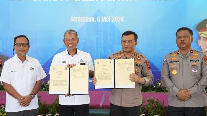 Kepala Kepolisian Daerah (Kapolda) Jawa Tengah, Ahmad Luthfi dan Direktur Utama PT Semen Gresik, Muchamad Supriyadi, membubuhkan tanda tangan nota kesepahaman pengamanan objek vital nasional di Ballroom Golf Gombel Semarang, (6/4).