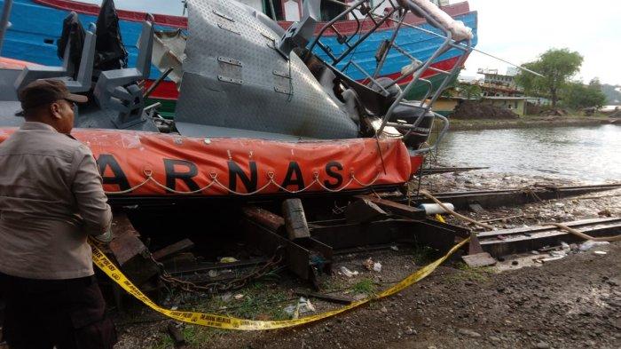 Pihak kepolisian saat melakukan penyelidikan terkait penyebab kebakatan kapal RIB milik Basarnas Cilacap. Jumat (13/12/2024) sore. Atas kejadian itu ada tiga korban jiwa, satu diantaranya meninggal dunia.