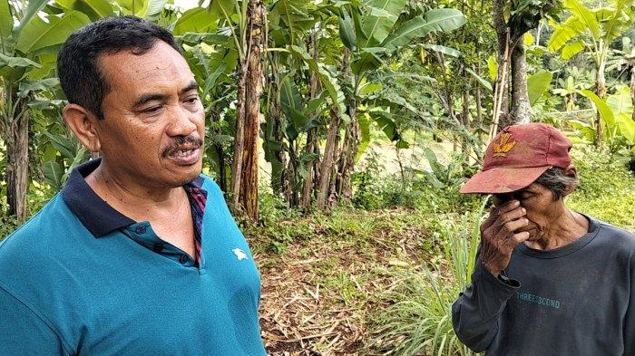 Warga berikan keterangan terkait kerangka sepeda motor yang ditemukan tinggal kerangka di kebun