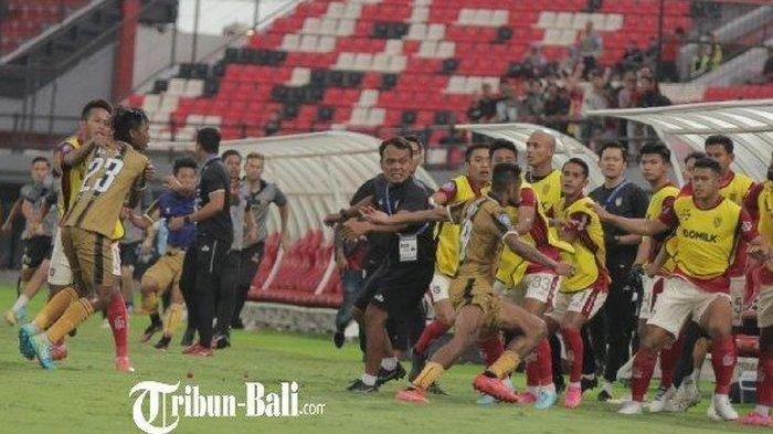 Keributan Ricky Kambuaya di bench Bali United seusai laga Bali United vs Dewa United pada 29 Juli 2023 di Stadion Kapten I Wayan Dipta Gianyar Bali.