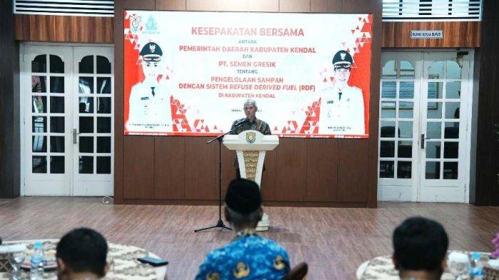 MOU PENGELOLAAN SAMPAH - Direktur Utama PT Semen Gresik, Muchamad Supriyadi menyampaikan sambutan dalam Penandatanganan MOU Perjanjian Kerja Sama Pengelolaan Sampah dengan Sistem RDF antara PT Semen Gresik bersama Pemkab Kendal di Ruang Paringgitan Setda Kabupaten Kendal, Kamis (17/4/2025).
