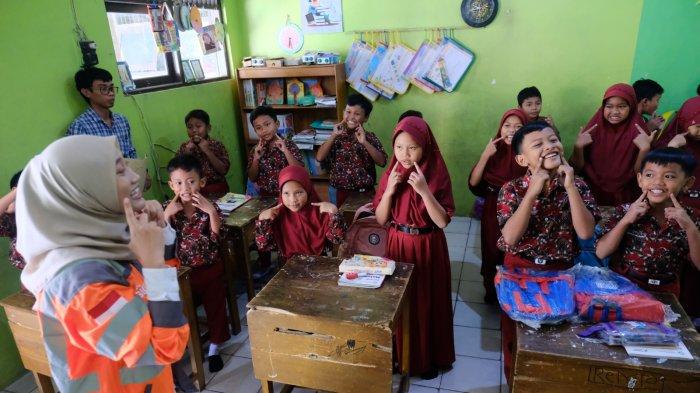 Keseruan Tim CSR PT Semen Gresik bersama puluhan anak-anak Sekolah Dasar dalam agenda SG Goes to School di Desa Timbrangan, Desa Pasucen Kabupaten Rembang dan Desa Ngampel Kabupaten Blora (15 – 16 Oktober 2024).