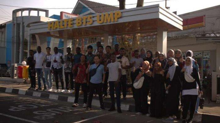 Keseruan Mahasiswa Internasional Program BIPA UMP Nikmati Bus Trans Banyumas