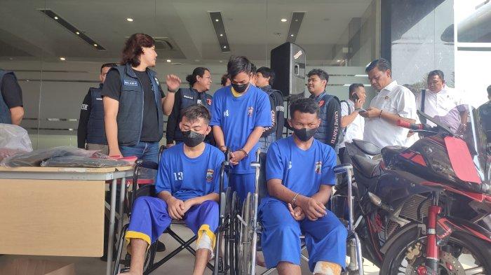 Ketiga tersangka pembunuh Serlina Dwi P (kiri), Rofi MS (belakang) dan Gilang S (kanan). Komplotan ini mengaku membunuh penjaga toko pakaian untuk menguasai hartanya, di konferensi pers, Mapolda Jateng, Kota Semarang, Rabu (24/4/2024).