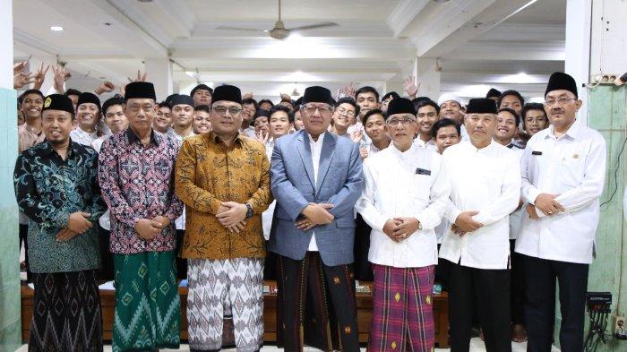 Ketua Majelis Ulama Indonesia (MUI) Jawa Timur, KH Ahsanul Haq mengunjungi Ponpes Al Ubaidah Kertosono, Nganjuk, Jawa Timur, pada Selasa (14/5). Ia memberi tausiyah kebangsaan kepada 888 peserta Diklat dan tes calon muballigh-muballighoh LDII, yang akan diterjunkan di tengah masyarakat.