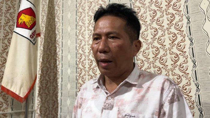Ketua DPC Gerindra Wonosobo Sumardiyo saat ditemui dikediamannya guna menanggapi tuduhan tindakan kekerasan yang dituduhkan kepadanya, Jumat (16/2/2024).