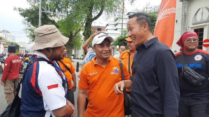Ketua DPRD Kota Semarang, Kadarlusman menemui para buruh di depan Balai Kota Semarang, Kamis (30/11/2023).