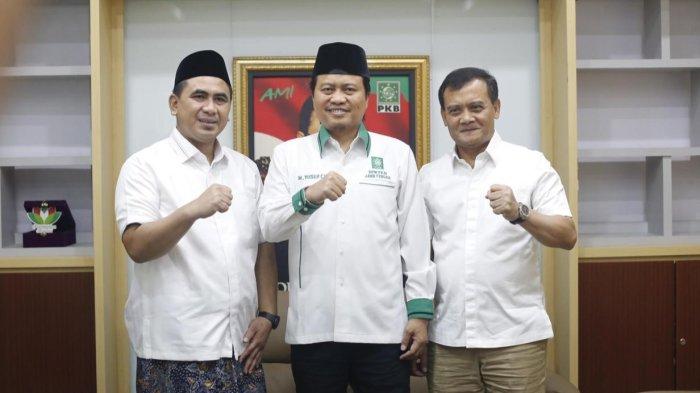 Ketua DPW PKB Jawa Tengah KH M Yusuf Chudlori atau Gus Yusuf foto bersama dengan pasangan bakal Cagub dan Cawagub Ahmad Lutfi - Taj Yasin di Kantor DPW PKB Jateng, Rabu (28/8/2024) pagi sebelum mendaftar ke KPU Jateng.