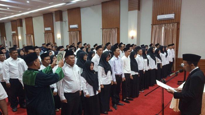 Ketua KPU Kota Pekalongan Fajar Randi Yogananda saat melantik 81 panitia pemungutan suara (PPS) Se-Kota Pekalongan, di Hotel Dafam Pekalongan.