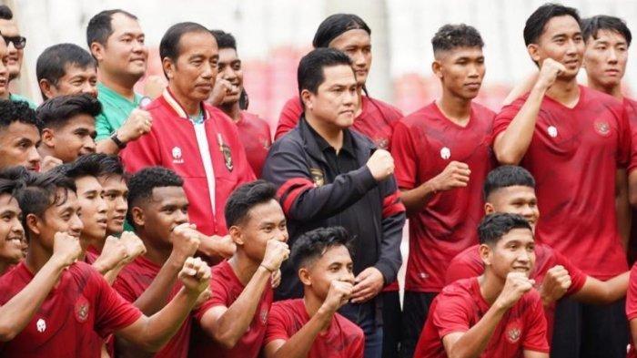 Ketua Umum (Ketum) PSSI Erick Thohir saat bersama Presiden Jokowi