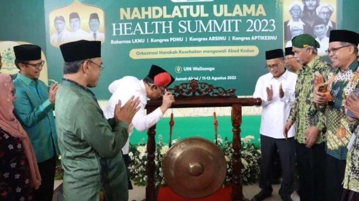 Ketua Umum PBNU KH Yahya Cholil Staquf didampingi beberapa pejabat resmi membuka kegiatan