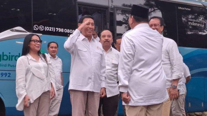 Ketua Wantimpres Wiranto dan Ketua Umum Partai Gerindra Prabowo Subianto saling memberi hormat di kediaman Prabowo, Hambalang, Jawa Barat, Senin (1/5/2023).