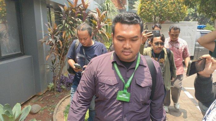 Kevin Egananta, ajudan Ketua KPK, Firli Bahuri tiba di Polda Metro Jaya untuk diperiksa terkait kasus dugaan pemerasan oleh Pimpinan KPK ke eks Menteri Pertanian (Mentan), Syahrul Yasin Limpo (SYL), Jumat (13/10/2023).