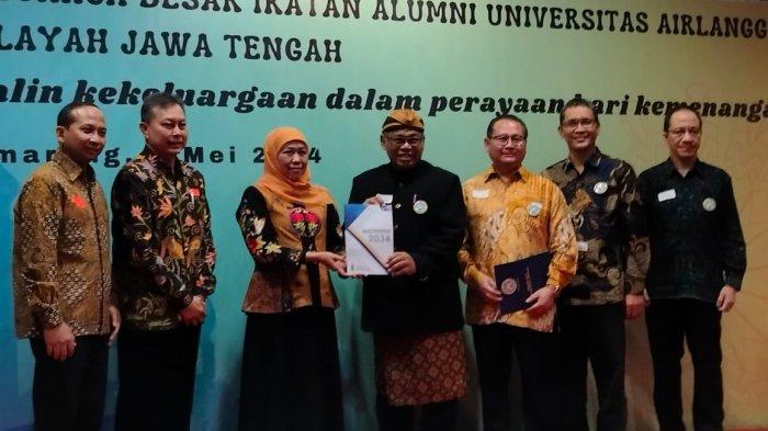 Ketua Umum PP IKA Unair Dr (HC) Hj Khofifah Indar Parawansa  menyerahkan Surat Keputusan (SK) Pengurus Cabang IKA Unair Solo dan Buku Pokok Pikiran Unair Jalan Menuju Indonesia Maju 2034 kepada Ketua PW IKA Unair Jawa Tengah dr. Muhamad Taufiqy, di Hotel Grasia Semarang, Rabu (1/5/2025).