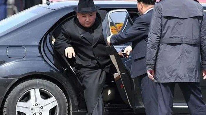 Kim Jong Un kerap tampak menggunakan kendaraan mewah.