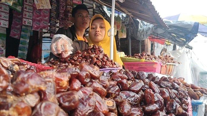 Kios Kurma milik Ana, mampu menjual kurma sebanyak 50 kilogram per hari di Pasar Tiban Kudus.
 