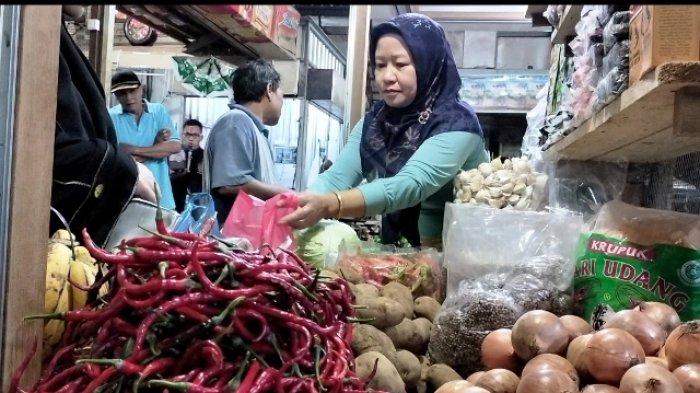 Kios pedagang di Pasar Bitingan Kudus milik Tutik Asiani, Tutik menerangkan bahwa harga cabai saat ini mengalami kenaikan yang cukup signifikan
