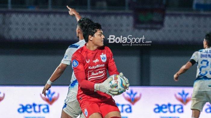 Kiper PSIS Semarang, Adi Satryo, sedang menguasai bola dalam laga pekan kedua Liga 1 2023 di Stadion Indomilk Arena, Tangerang, Banten, Sabtu (8/7/2023).