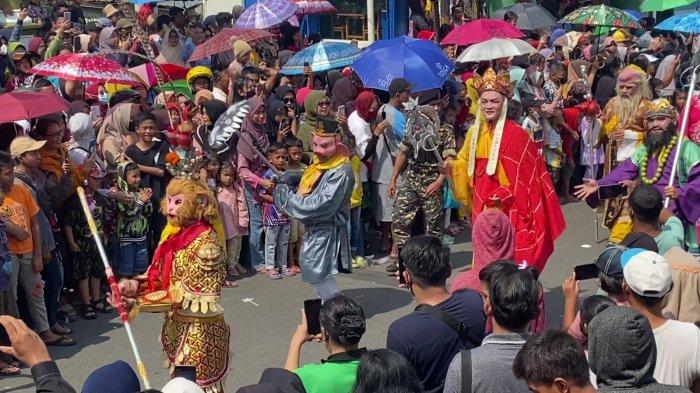 Masyarakat berkerumun di Jalan Pemuda Pati untuk menyaksikan kirab budaya yang digelar Kelenteng Hok Tik Bio dalam rangka memperingati Tahun Baru Imlek 2574 Kongzili, Minggu (22/1/2023).
