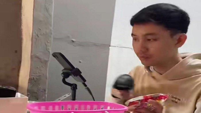 Kisah pria buka warung berkonsep minimarket di kamar tidur