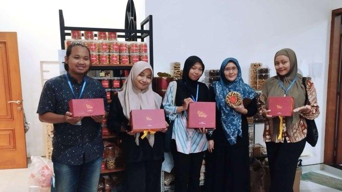 Kolaborasi IT Telkom Purwokerto dan UMKM Desa Karangtengah, Hasilkan Kue Unik Menggoda Lidah