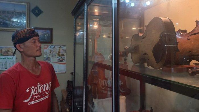 Koleksi biola bambu buatan Ngatmin di Desa Japan, Kecamatan Dawe, Kabupaten Kudus.