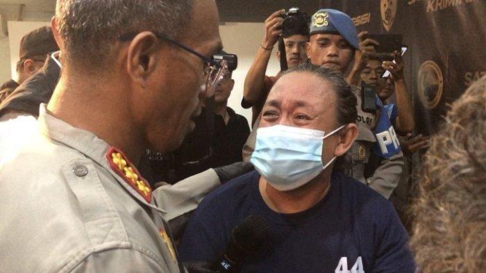 Neneng Komala Dewi (46) menangis saat mengungkapkan alasannya membiarkan bahkan merekam anaknya HR (16) saat bersetubuh dengan pacarnya.