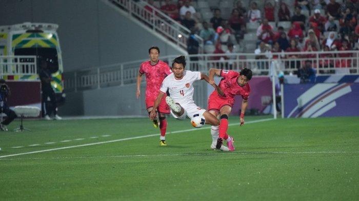 Aksi Komang Teguh dalam laga Korea Selatan Vs Indonesia dalam babak 8 besar Piala Asia U23 2024 di Stadion Abdullah bin Khalifa, Doha, Kamis (25/4/2024) waktu setempat atau Jumat (26/4/2024) pukul 00.30 waktu Indonesia.