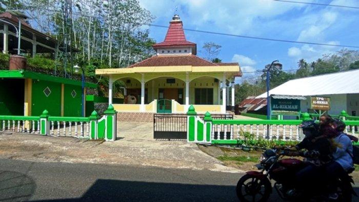 Komplek Masjid Al-Hikmah dan TPQ Al-hikmah di Dusun Kaliputih, Desa Kaliputih, Wonosobo menjadi tempat ibadah serta tempat belajar anak-anak muslim setempat, Selasa (19/12/2023).