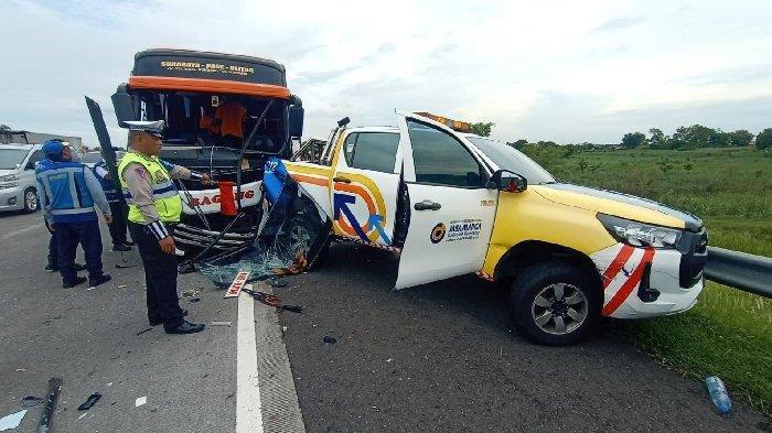 Kondisi Bus Angkutan PO Bagong menghantam mobil patroli petugas Tol Jasamarga Surabaya Mojokerto di Tol Surabaya-Mojokerto, KM 722.400 jalur B, pukul 10.45 WIB, Sabtu (3/2/2024).