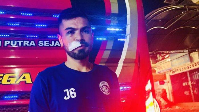 Pemain Arema FC Julian Guevara seusai mengalami perawatan usai cedera saat laga pekan ke-1 Liga 1 2024-2025 melawan Dewa United yang berakhir dengan skor 0-0 di Stadion Soepriadi Kota Blitar, Senin (12/8/2024) sore.
