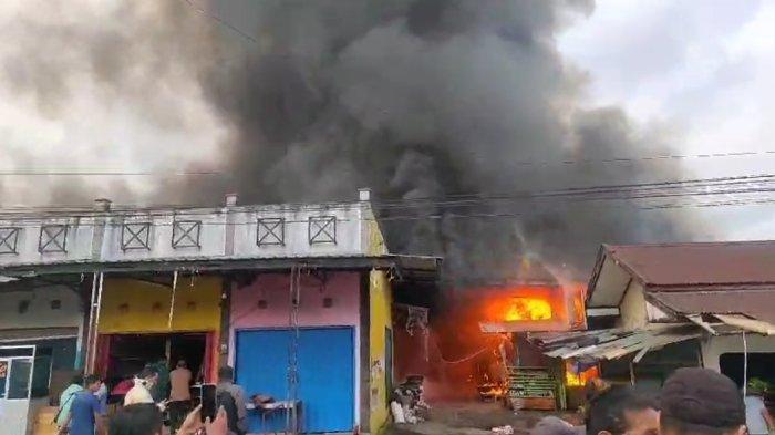 Kondisi Pasar Karangkobar Banjarnegara saat kebakaran terjadi, api disertai asap hitam membumbung tinggi, Jumat (17/5/2024).