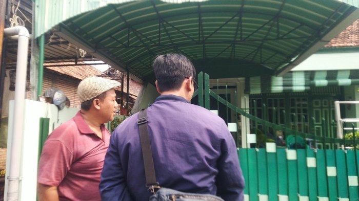 Ketua RT menunjukkan kamar dari luar bangunan rumah tempat ditemukan jasad seorang lansia 66 tahun di Desa Loram Wetan, Kecamatan Jati, Kabupaten Kudus, Selasa (12/11/2024).
