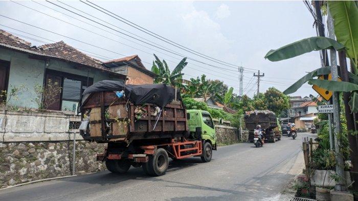 Truk pengangkut sampah di jalanan menuju TPA Jatibarang Semarang, Jumat (11/4/2025). Secara umum kondisi truk sudah tidak layak beroperasi, sampah yang diangkut pun berceceran di jalanan.