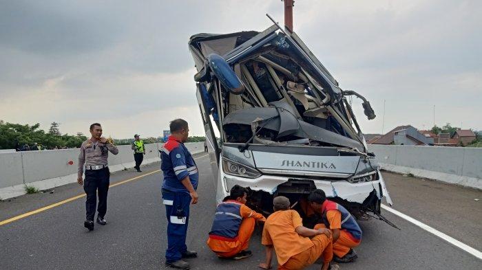 Bus New Shantika bernomor polisi K 1736 CB, mengalami kecelakaan di ruas jalan Pemalang-Batang tol road, tepatnya di KM 320 yang berada di Ampelgading, Kabupaten Pemalang.

Dalam kecelakaan nahas ini, dua meninggal dunia dan 21 dirawat di dua rumah sakit yang berada di Pemalang, Minggu (21/1/2024).

Adi (26) warga sekitar yang dekat dengan bus terjun dari tol mengatakan, pada saat itu mendengar suara keras sekali di tol. Setelah keluar rumah, melihat bus terjun dari tol.

