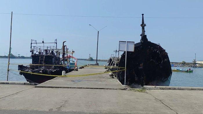 Kondisi kapal di Dermaga 3 PPS Cilacap usai musibah kebakaran pada Kamis (25/4/2024) malam. Dalam insiden kebakaran itu, ada 4 unit kapal yang terbakar.