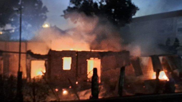 Kondisi kebakaran sejumlah rumah di bantaran rel kereta kawasan Overpass Manahan, Kecamatan Banjarsari, Kota Solo, Jawa Tengah (Jateng), pada Jumat (17/5/2025) malam.
