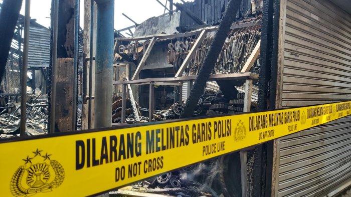 Kondisi kios onderdil yang terbakar di Kawasan Pasar Alun-alun Tegal, Senin (13/5/2024).