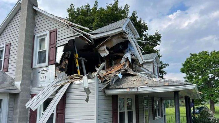 Kondisi lantai 2 sebuah rumah di Decatur Township, Pennsylvania, Amerika Serikat, setelah ditabrak mobil Corolla pada Minggu (6/8/2023). (NEW YORK POST)