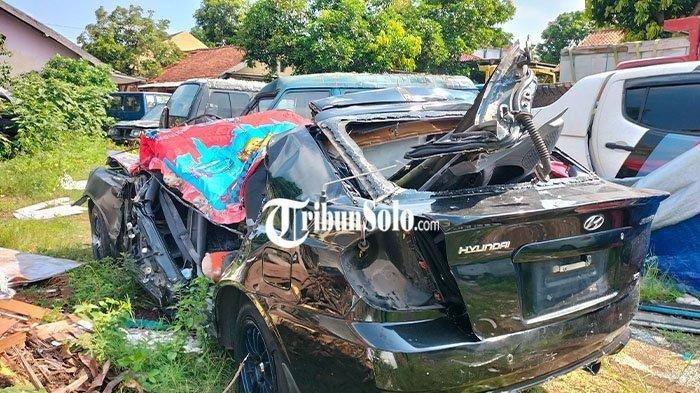 Kondisi mobil Hyundai Avega usai terlibat kecelakaan dengan truk tronton di Jalan Tol Solo-Ngawi di Desa Krikilan, Kecamatan Masaran, Kabupaten Sragen yang terparkir di kantor Unit Laka Satlantas Polres Sragen, Sabtu (30/12/2023).