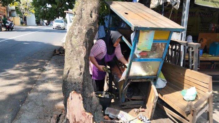 Kondisi pedagang dan pohon yang tertabrak Avanza di Jalan Cemara Semarang