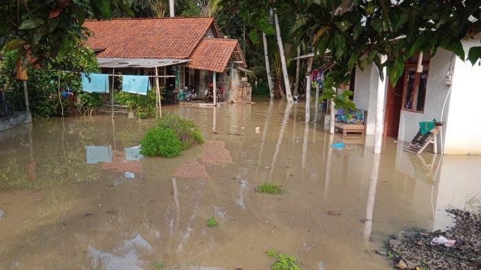 Kondisi rumah warga di dusun Cikerang, Desa Bantarsari yang terendam banjir usai meluapnya sungai Cimeneng yang juga menyebabkan tanggul jebol. Kamis (1/3).